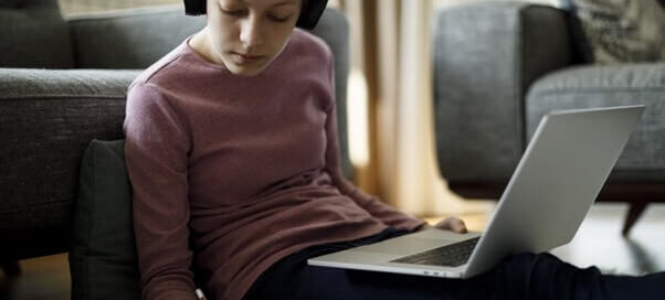 نوجوانی در حال یادگیری زبان به صورت آنلاین