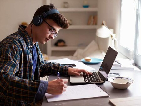 دانش آموز در خانه در حال یادگیری زبان به صورت آنلاین