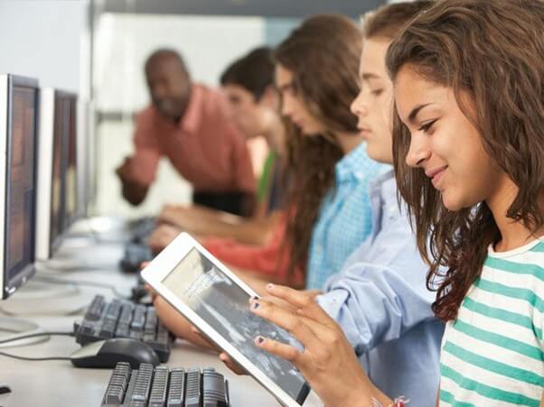 نوجوان شرکت کننده در آموزش آنلاین